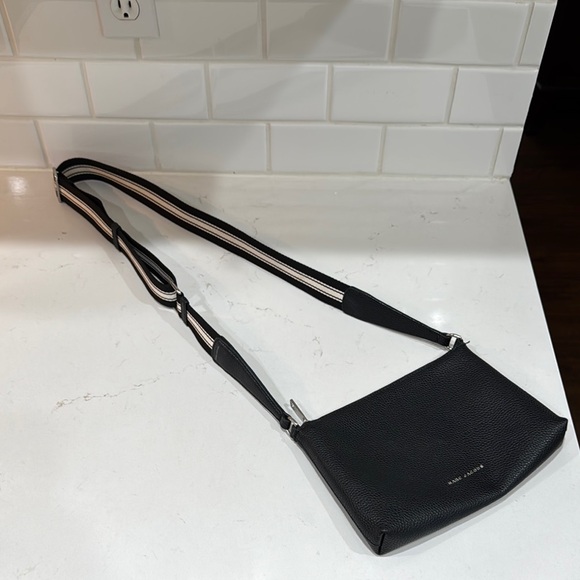 Marc Jacobs Black Leather Crossbody or Shoulder Bag with Minimalist Design - Picture 2 of 7
